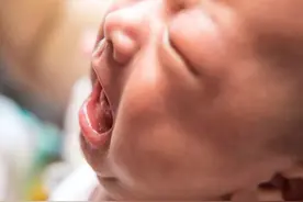 宝宝看到“某某”就哭，被吓到的原因没那么简单，宝妈要懂得避让图片