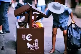 为养活残疾老伴，一拾荒者捡9个35年茅台瓶，行家：以后不用再捡了图片
