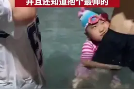 妈妈送女儿去学游泳，前三天只学会一个动作图片