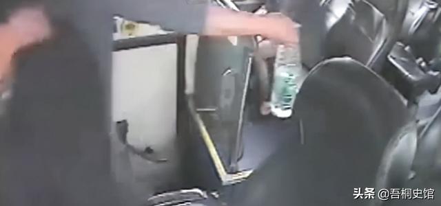 大巴车司机章双林，遇乘客露出诡异笑容，仅凭直觉感到危险要发生