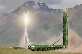 世界三大"真理",东风、白杨、民兵，如果三者齐射，谁能笑到最后?图片