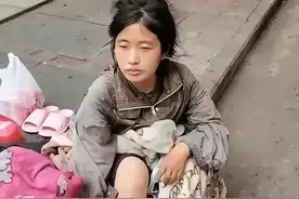 深圳：漂亮女子街头流浪，两眼迷茫为情所伤？希望你早日回归正常图片