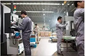 年轻小伙子在公园乘凉，陌生大姐上前搭讪，小伙子反应很机智图片