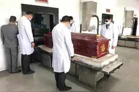 殡葬业背后有多残酷？每具尸体挣4000才能回本，太平间被承包经营图片