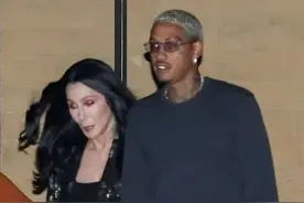 76岁歌手雪儿又和36岁男友约会！牵手真甜，差40岁的姐弟恋太疯狂图片