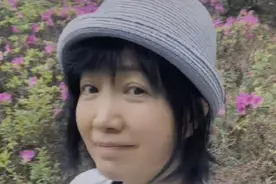 53岁斯琴格日乐暂居日本，一头短发素颜发福变化大，晒照手舞足蹈图片