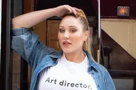 美国150斤女星穿泳装走秀一脸灿烂，15年大码模特T台上气场全开图片