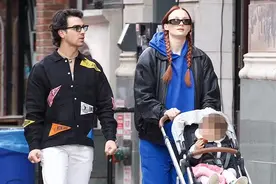 26岁索菲·特纳遛娃，体型变壮宽松衣遮二胎肚，北境女王再现红发图片