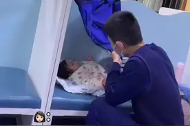 （视频）@太原人！消防员爸爸照顾生病女儿温暖画面，温柔地为生病女儿挡光图片