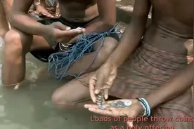 印度的致富鬼才：用绳子绑个磁铁在恒河捞硬币，赚大发了！纪录片图片