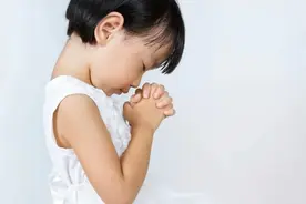 女童内裤有黄绿色分泌物，妈妈追问不出实情，医生：是你犯了大忌图片