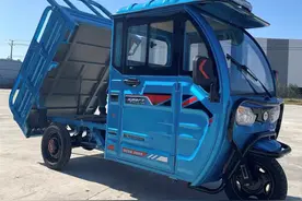 适合农村地区的2款电动三轮车，半封闭式，最低3000元，适合拉货图片