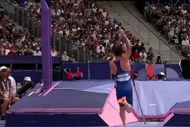 笑喷，法国选手裆部碰杆输了，粉丝却涨十万，女粉吓得他关闭评论图片