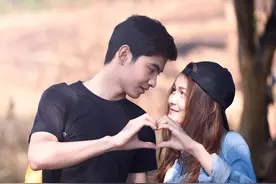 异性相处，出现以下四种“肢体语言”，多半关系已经暧昧了图片