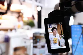 爱讲故事的“售货员”董宇辉：否认直播有文案，未来想去山村支教图片