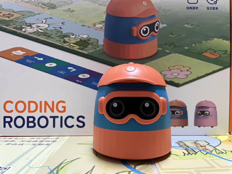 给孩子最好的礼物：趣学伴拼读编程机器人