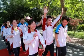 学校“天价”校服引众怒，家长这次不惯学校了，学校回应火上浇油图片