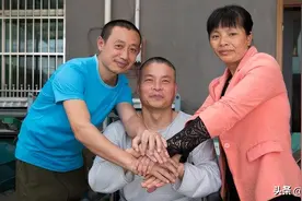 浙江女子带瘫痪前夫改嫁，悉心照料十几年，三人在一起亲如一家图片