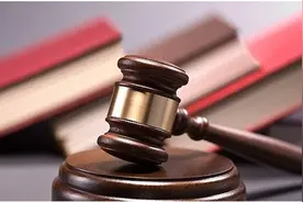 业主收藏品放楼道被清理状告物业 法院判了：不赔图片