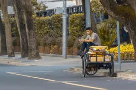 收废品的小哥，虽然月薪5000，但他用行动告诉了我，幸福是什么图片