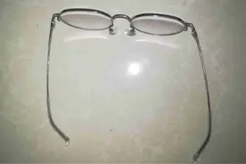 眼镜为什么总是歪的？图片