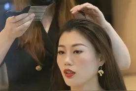 丧心病狂：吉林一女子理发，因不满发型，竟被理发师砍下脑袋图片