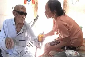 越南老大爷每天拿白砂糖就米饭吃，结果居然活了110岁图片