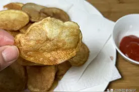 想吃炸薯片不要出去买了，在家自己做，一个土豆炸一盘，焦香酥脆图片