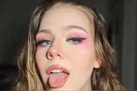 天使面庞，魔鬼体重，甜美的大码模特：laney hades图片