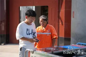 感动全网的环卫工儿子录取了：唐山师范学院图片