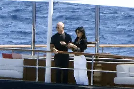 贝索斯和女友在自家35亿的最新游艇上接吻！53岁女友超嫩，像少女图片