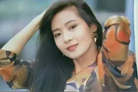 俞小凡不愧是经典美女！穿紫衣裙配花披肩，57岁依然气质绝佳图片