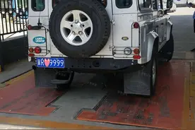 葛优的硬派老路虎，一辆车开十几年，车牌比较霸气图片