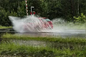 男子手拿板砖经过积水路段引热议 被汽车溅水该怎么办？图片