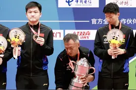 世乒赛奖杯太重！银质有分量，刘国正要用膝盖顶，秦志戬举到手麻图片