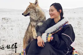 狼会报恩吗？2010年，成都女孩把狼当儿子养，10年后结局催人泪下图片