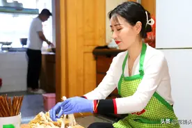 老公创业失败亏百万，漂亮媳妇二话不说，卖掉奔驰车摆摊挣钱还债图片