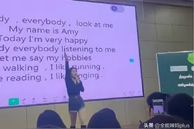 女教师课堂“短裤热舞”走红，学生振臂欢迎，家长看了却争议不断图片