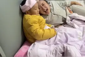 河南商丘，妈妈和5岁儿子互换身份，让其感受自己睡前有多吵，孩子的内心表示：“妈，我错了，咱睡觉吧！”图片