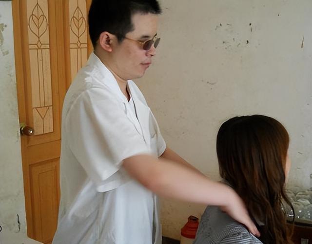 90后小伙假装盲人按摩师，专给富婆做全身服务，他：我要守住底线
