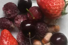 寒冷的冬季，来碗热气腾腾的杨梅草莓车厘子银杏汤，酸酸甜甜开胃图片