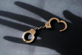 一人洗澡直播群百人“静静围观”！偷拍黑产调查图片