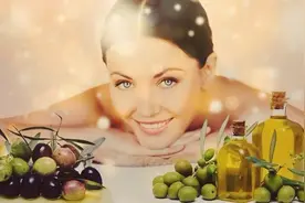 用橄榄油以最纯净的形式给面部上油，清洁和恢复面部图片