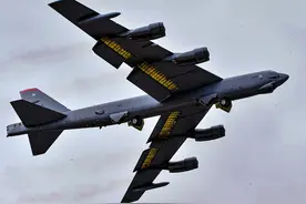 美军核轰跨洋威慑，配合林肯号航母，轰-6J实弹战巡，前出太平洋图片