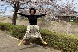 老戏骨顾艳街头玩耍！穿裙子蹦跳太兴奋，嫁日本老公生活滋润图片