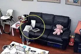 男孩带女同学回家，妈妈在监控中看到这样一幕，瞬间不淡定了……图片