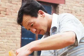 2010年河北小贩和顾客闲聊，突然跪地痛哭：妈，我整整找了你17年图片