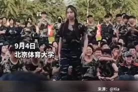 南拳女孩军训秀震撼全场！她的一声怒吼令人瞠目结舌！图片