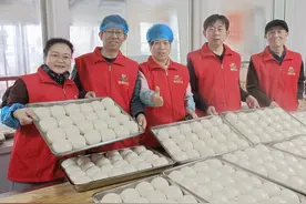 热馒头出锅！沧州冬日“爱心早餐”温暖环卫工人的心图片