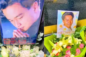 张国荣坠楼去世现场人山人海！鲜花摆满一条街，粉丝鞠躬十分沉痛图片